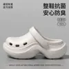 Sapatos perfurados de sola grossa femininos para uso externo de verão 2026 novos sandálias fechadas antiderrapantes para praia para pessoas baixas que aumentam a altura absolutamente lindas femininas