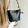 Bolsa de ombro casual nova para o outono de 2026, bolsa da moda estilo coreano, bolsa tipo balde com design único