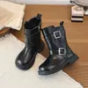Botas de Cuero de Moda para Niños 2026 Otoño/Invierno Nuevo Estilo Botas de Motocicleta con Hebilla Negra para Niñas Estilo Coreano Versátiles Botas de Media Caña