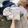 Pedido de fábrica para chaqueta cálida con capucha gruesa de imitación de lana de cordero para parejas de hombres y mujeres, top con capucha moderno y versátil