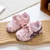 Sapatos de caminhada fofos com sola macia para bebês e crianças pequenas, sapatos estilo princesa para bebês meninas, nova coleção de outono, tênis com cadarço de bolinhas para uso casual