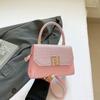 Bolsa feminina versátil e moderna, ideal para viagens, trabalho e deslocamentos diários. Perfeita para o dia a dia ou como bolsa transversal pequena e quadrada.