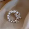 Broche de temperamento de moda estilo coreano para mujer, hebilla de bufanda de diamantes de imitación, hebilla anti-exposición, broche de corsage de cristal, accesorios de joyería de perlas