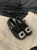 Sapatos femininos de feltro cinza liso com bico quadrado e strass, outono e inverno 2025, sapatos Mary Jane peludos de pelúcia