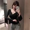 Camiseta Gola V Macia e Cericosa Pure Desire Ombro a Ombro Manga Longa Outono Slim Fit Doce e Picante Sexy Pure Desire Moda de Nicho para Mulheres