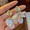 Aretes Florales Frescos y Delicados para Mujer, Suaves y Elegantes, Aretes Tipo Bobina de Mosquitos Sin Perforación, Lujo Ligero con un Toque de Alta Gama, Aretes de Flor de Lirio