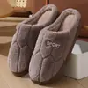 Nuevas pantuflas de algodón para parejas, cálidas de felpa para el invierno en casa con suela gruesa, zapatos de algodón antideslizantes para interiores para hombres y mujeres
