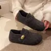 Sapatos Peludos de Pão Roupas Externas Femininas Novo Estilo Outono e Inverno 2025 Forrados com Lã Moda Celebridade da Internet Perolados Sola Grossa Sapatos de Algodão para Casa