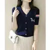 Camiseta de manga corta para mujer Shenzhen Nanyou, estilo boutique, estampado de perro con pedrería, bloques de color, nuevo estilo de verano, elegante top de punto con cuello en V