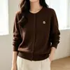 Cardigã de tricô bordado de manga longa para mulheres, novo estilo primavera e outono 2026, gola redonda solta, color-blocking, jaqueta de tricô fina, top curto