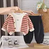 Conjunto de Roupa para Bebê Menino Primavera e Outono 2026 Novo Estiloso Casual Infantil Listrado com Capuz Manga Longa Conjunto de Três Peças Tendência Roupas Infantis