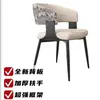 Silla de comedor minimalista italiana en negro, silla de diseñador moderna de lujo ligero con respaldo, sensación de alta gama para uso en hoteles y hogares, adecuada para mesas de isla y mesas de comedor