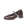 Saltos altos de couro macio de corte baixo para mulheres, salto grosso, bico quadrado, strass branco, novo estilo 2026, sapatos de cor única bege, sapatos Mary Jane de tira única