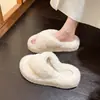 Chinelos antiderrapantes 2026, pantufas peludas para mulheres, novo modelo para uso externo, solas plataforma grossas, sapatos caseiros para aumentar a altura para pessoas baixinhas, inverno