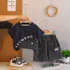 Conjunto de Verão para Meninos 2026 Novo Estilo Coreano Conjunto de Duas Peças com Manga Curta e Shorts para Crianças, Moda de Verão Fina para Bebês
