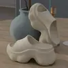 Sandálias de 7,0 cm para aumentar a altura, com sola grossa, para mulheres, novo estilo de verão, adequadas para uso interno e externo, populares entre influenciadores, feitas de material EVA com sola macia e antiderrapante