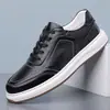 Sapatos casuais de couro masculinos transfronteiriços, cabedal de couro respirável, sola macia, tênis confortáveis, sapatos brancos versáteis para o verão, sapatos masculinos da moda