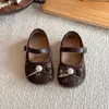 Sapatos Mary Jane bordados retrô infantis, nova coleção primavera/outono 2026, sapatos pequenos de couro com laço de pérola para meninas, sapatilhas de bico raso