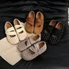 Zapatos de vestir individuales frescos y naturales estilo bosque, una tendencia candente de 2024 en calzado casual para mujer, que ofrece una sensación limpia y aireada