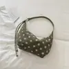 Elegante y moderna colección de otoño 2026: una bolsa de mano única de gran capacidad para el trayecto diario, con diseño de lunares y correa para el hombro/cruzada