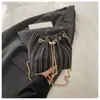 Nova Bolsa Saco de Cor Sólida com Cordão 2025 Nova Bolsa de Palha com Alça de Corrente Bolsa Transversal com Corrente para Mulheres