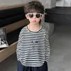 Camiseta básica estampada listrada para meninos, primavera e outono, pulôver casual versátil para crianças pequenas, blusa de manga comprida moderna para bebês