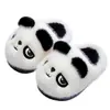 Nuevas pantuflas de algodón para niños de invierno 2026, unisex, cálidas y con forro de felpa, diseño de panda, para usar en interiores, estilo padre-hijo, zapatitos de algodón para bebé