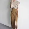 Falda Asimétrica de Rodilla Color Mostaza Top de Punto con Cuello Granate Camiseta Camisa