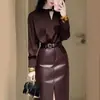 Un Conjunto Completo de Hermosa Ropa de Otoño, un Vestidito para una Hija Rica, un Traje de Top Marrón Elegante, Exquisito, Único y Hermoso
