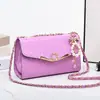Venda Direta de Fábrica Bolsas Femininas 2026 Novo Modelo Bolsa Quadrada Pequena de Ombro Único Transversal Moda Versátil Corrente Trançada Couro Brilhante Bolsa Feminina