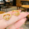 Aretes de lujo ligeros, chapados en oro real, con zirconia cúbica tipo nariz de cerdo y perla para mujer, con un diseño geométrico sutilmente adornado de estilo francés, perfectos para el uso diario