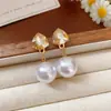 Brincos Redondos de Pérola com Diamante Inlaid Agulha de Prata Retrô Francês Exquisite Work Clothing Brincos Versáteis Luxo Acessível Brincos de Alta Qualidade para Mulheres