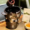 Hot Pot de Carne Famoso na Internet com Fogareiro Cerâmico Único em Formato de Pé e Louças Cerâmicas em Estilo Rústico para Preparação do Hot Pot