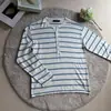 Camiseta de punto de manga larga para hombre, estilo vacacional relajado, con cuello Henley, bloques de color a rayas, top casual holgado y versátil para primavera y otoño