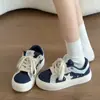 Zapatillas blancas de suela gruesa para mujer, nuevo modelo de otoño 2026, zapatos de lona de cuero extremadamente elegantes con estrellas, zapatillas casuales versátiles para mujer