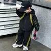 Traje Deportivo de Otoño para Niños 2026 Nuevo Estilo Popular Artículo de Moda de Este Año Guapo Elegante Ropa de Otoño para Niños Conjunto de Dos Piezas Moderno