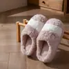 Pantuflas de algodón para casa con suela gruesa de felpa para mujer 2026 Otoño/Invierno nuevo estilo interior engrosadas antideslizantes cálidas para suelo de algodón para hombre