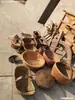 Objetos Antiguos, Herramientas de Granja Nostálgicas, Coleccionables Decorativos Antiguos, Arados de Madera, Molinos de Viento de Granja, Recogedores de Polvo de Hotel, Rastrillos de Madera en Exhibición