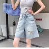 Shorts jeans feminino com cintura parcialmente elástica e detalhes rasgados, novo estilo de verão 2026, moderno, modelagem solta, emagrecedor, perna reta, perna larga