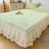 Colcha Estilo Princesa de Piel de Conejo Tallada Pieza Única con Borde de Encaje Estilo Falda de Cama Cubierta de Colchón Cubierta de Cama de Felpa de Leche Otoño e Invierno