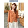 Blusa bordada floral para mujer, de cuello redondo, un solo botón, bajo redondeado, colección otoño 2026, manga tres cuartos