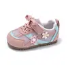 Venta al por mayor de zapatillas deportivas transpirables de malla para niños, nueva colección otoño 2026, zapatillas casuales florales para niñas, zapatillas para correr para estudiantes