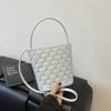 Bolsa Pequena Bordada com Diamantes para Mulheres 2026 Nova Tendência de Verão Versátil Bolsa Transversal com Corrente Bolsa Saco