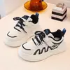 Zapatillas de papá para niñas, nuevas zapatillas deportivas antideslizantes de suela blanda para primavera y otoño con velcro, zapatillas blancas para niños, zapatillas casuales para niños