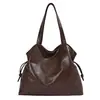Bolsa de hombro casual de gran capacidad para mujer, nuevo estilo 2026, simple y versátil, estilo coreano, relajada y chic, diseñada para llevarse bajo el brazo