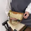 2026 Nueva Mini Bolso Cruzado Redondo con Estampado Vintage de Patrón C, Bolso para Mujer con Colgante de Caballo y Detalle de Candado, Superventas Transfronterizo