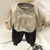 Conjunto de Duas Peças para Bebê Menino, Moletom com Capuz Estampado de Letras em Algodão, Calça Casual, Nova Coleção Primavera e Outono 2024, Atacado de Fábrica