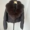 26 Nuevas Chaquetas de Plumas Cortas de Moda para Mujer Estilo Invierno para Figuras Pequeñas con Elegante Cuello Oversize de Piel de Zorro Real