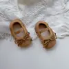 Zapatos nuevos de primavera 2024 para bebé estilo western para niñas de bebé, antideslizantes, con tacón anticaída, zapatos para niños pequeños, cuero genuino, zapatos de suela blanda Yangjing