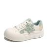 Sapatos de plataforma de estrela de sola grossa femininos de nicho de altura pequena sapatos brancos 2024 novos sapatos de pão casuais para estudantes de primavera e outono